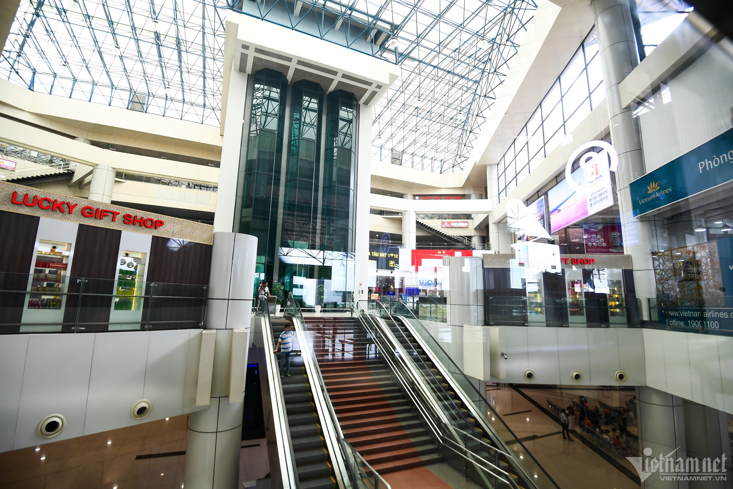 Sân bay Nội Bài tối thui, vắng bóng hành khách trước giờ bão Talim đổ bộ-14