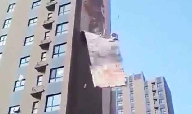 Tường chung cư bong tróc từng mảng: Rơi xuống như bột mì, trúng cả người và phương tiện ở dưới-1