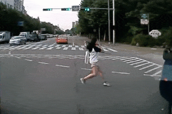 Clip: Du khách thoát chết thần kỳ sau khi rơi xuống thác nước-1