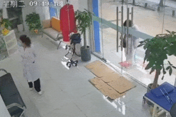 Clip: Cửa kính cường lực bất ngờ