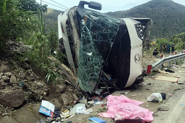 Lật xe chở đoàn khách Trung Quốc trên đèo Khánh Lê, 4 người tử vong-2