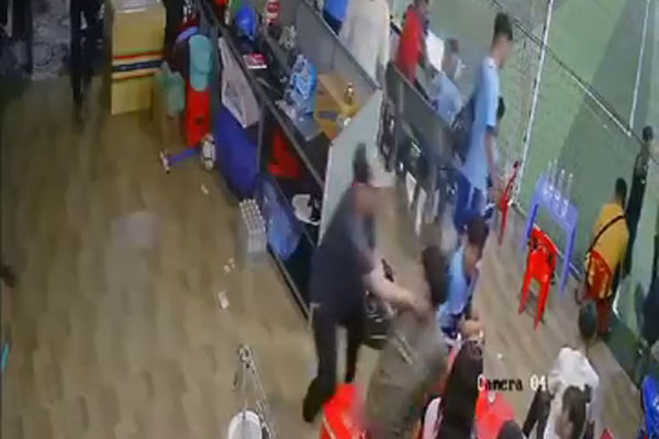 CLIP: Nam thanh niên bị nhóm đối tượng đâm 7 nhát tại sân bóng-1