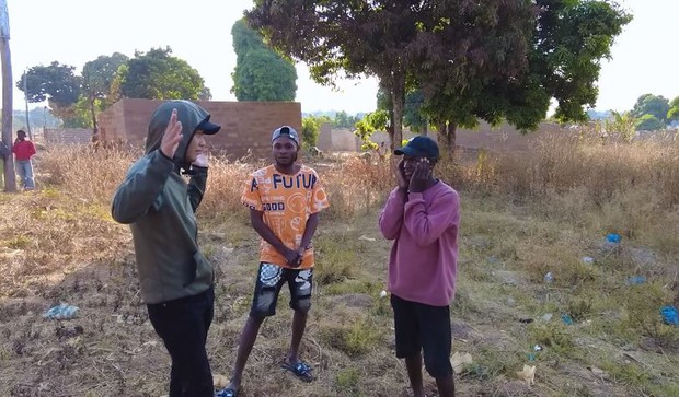 Quang Linh Vlogs đi mua đất kiểu độc lạ châu Phi”: Giao dịch nhanh như chớp, 5 triệu được mảnh hơn 300m2 mặt tiền thị trấn-1