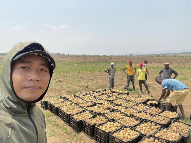 Quang Linh Vlogs đi mua đất kiểu độc lạ châu Phi”: Giao dịch nhanh như chớp, 5 triệu được mảnh hơn 300m2 mặt tiền thị trấn-6