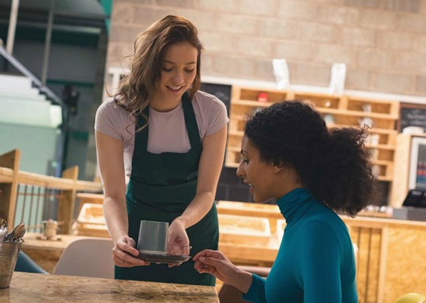 25 tuổi, bỏ việc văn phòng với mức lương 15.000 USD/tháng để làm công việc tay chân: Nghèo hơn, nhưng tôi hạnh phúc hơn”-1