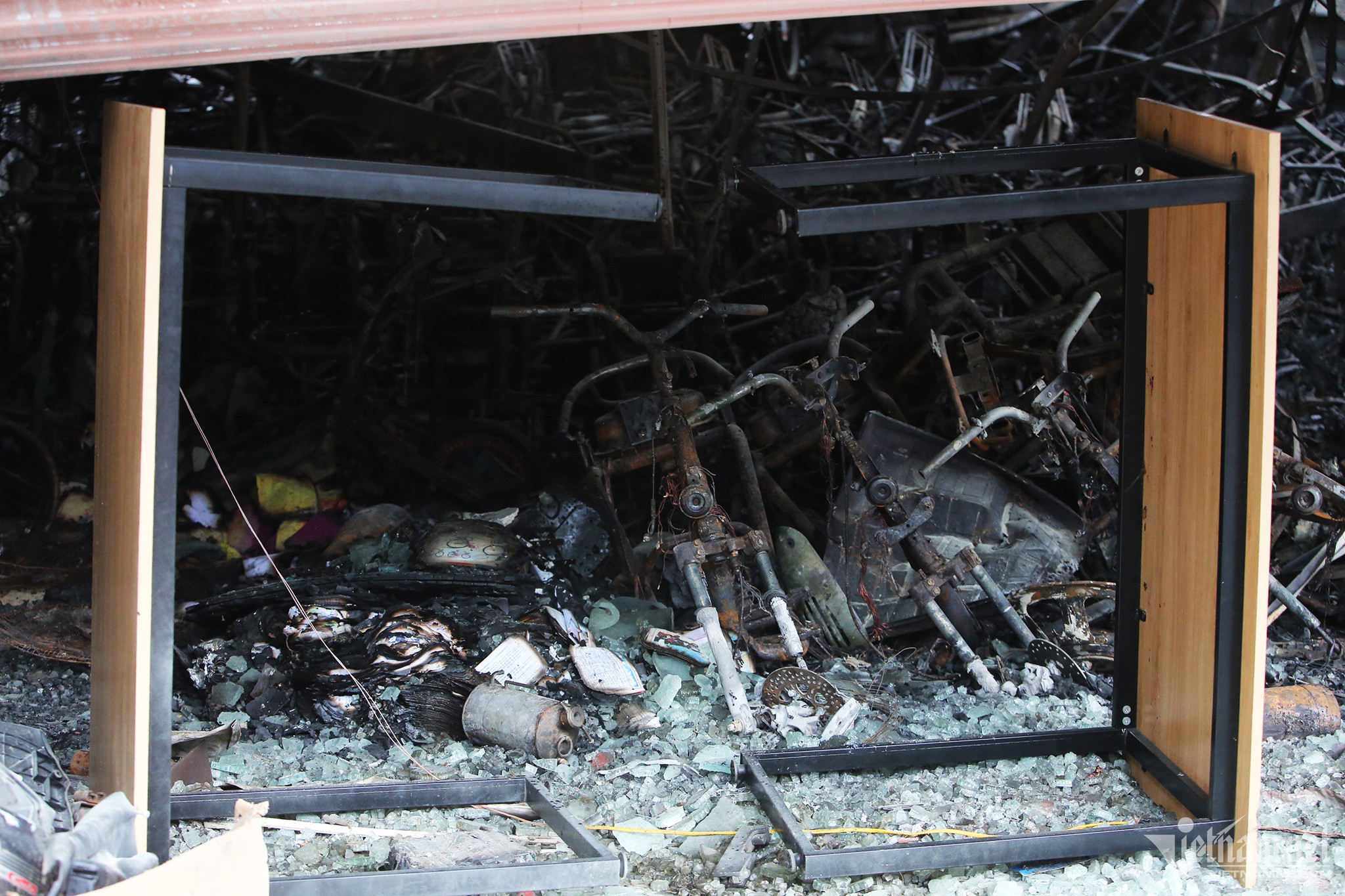 Hiện trường tan hoang của vụ cháy nhà khiến 3 người tử vong ở Hà Nội-2