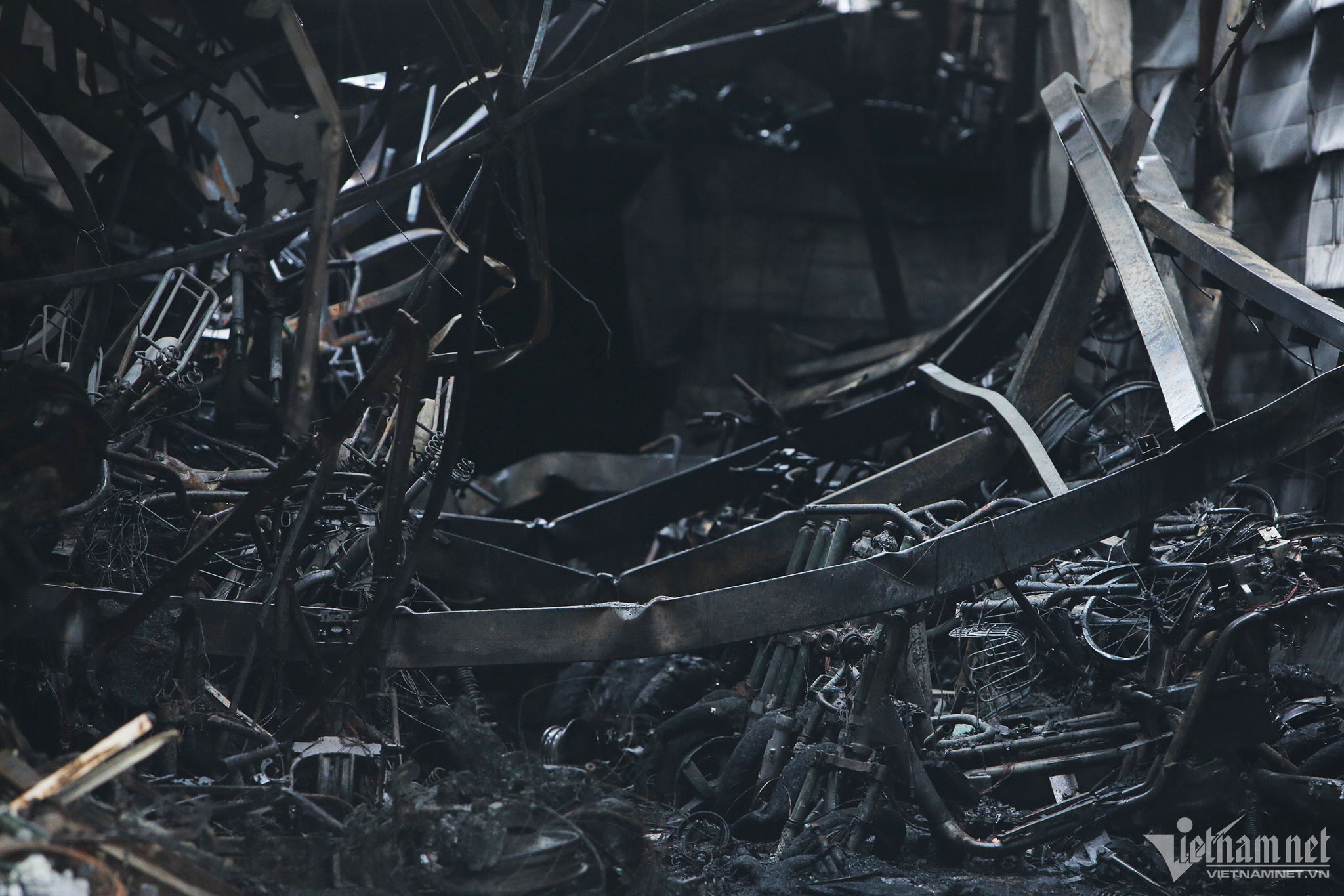 Hiện trường tan hoang của vụ cháy nhà khiến 3 người tử vong ở Hà Nội-4
