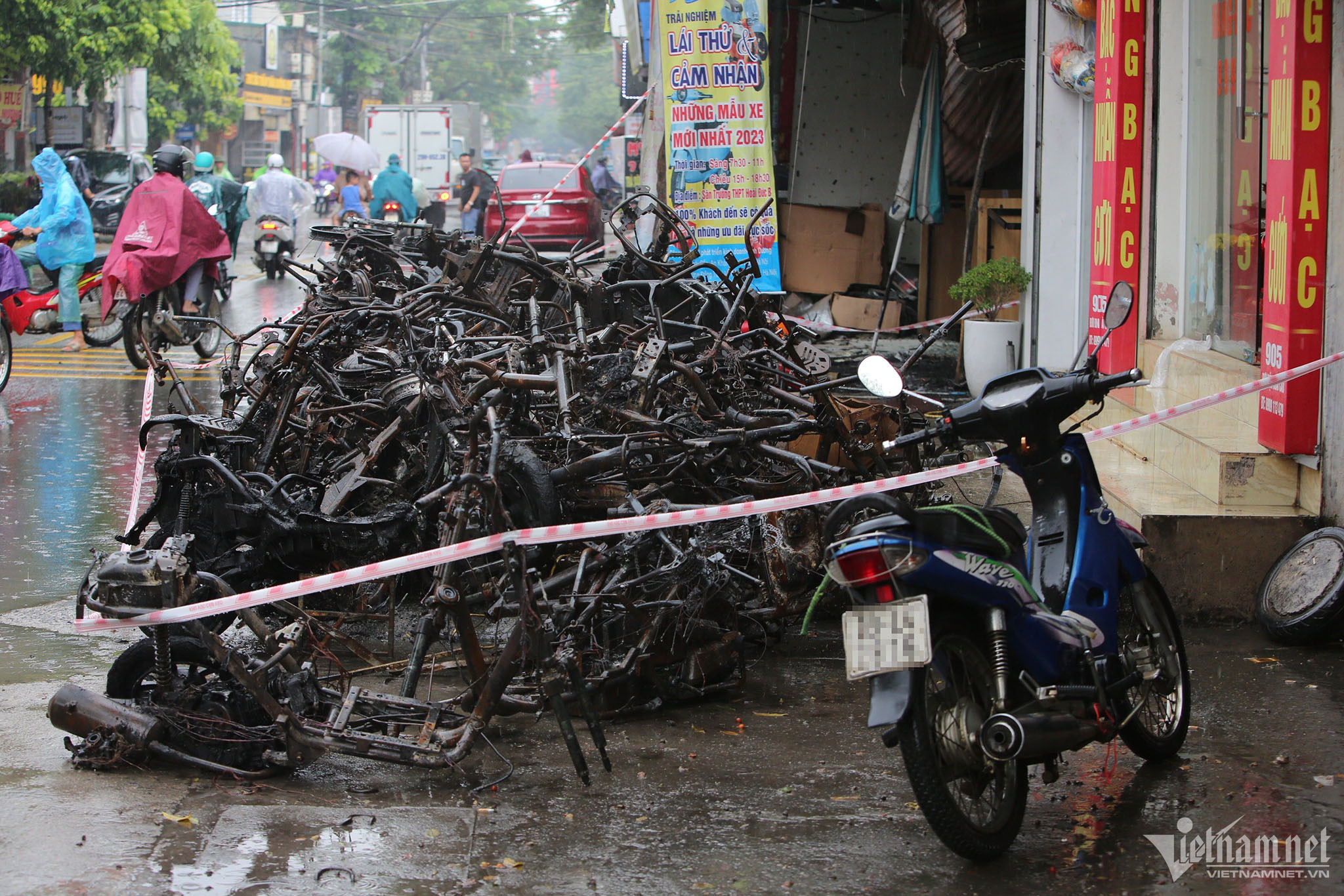 Hiện trường tan hoang của vụ cháy nhà khiến 3 người tử vong ở Hà Nội-5