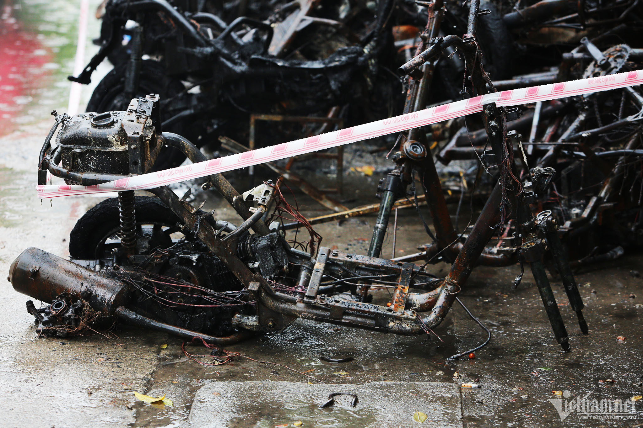 Hiện trường tan hoang của vụ cháy nhà khiến 3 người tử vong ở Hà Nội-6