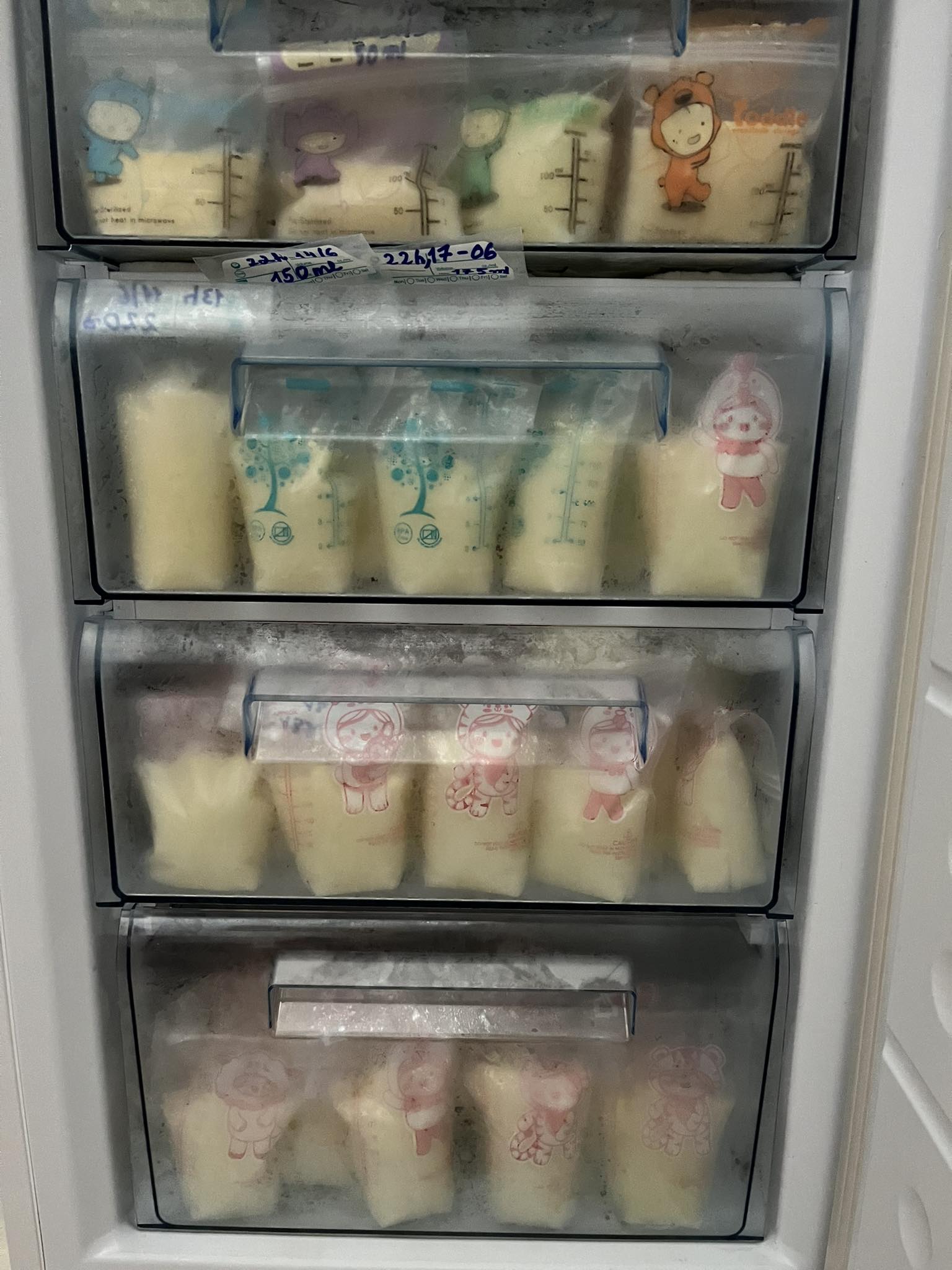 Mẹ GenZ flex một ngày hút 2 lít sữa, 2 tủ chật cứng không còn chỗ để-1