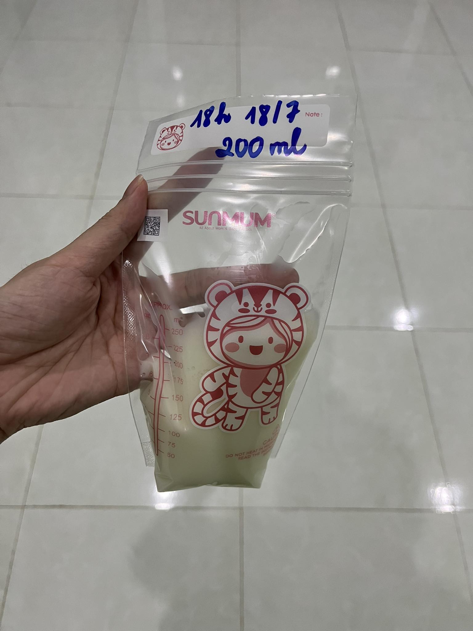 Mẹ GenZ flex một ngày hút 2 lít sữa, 2 tủ chật cứng không còn chỗ để-2