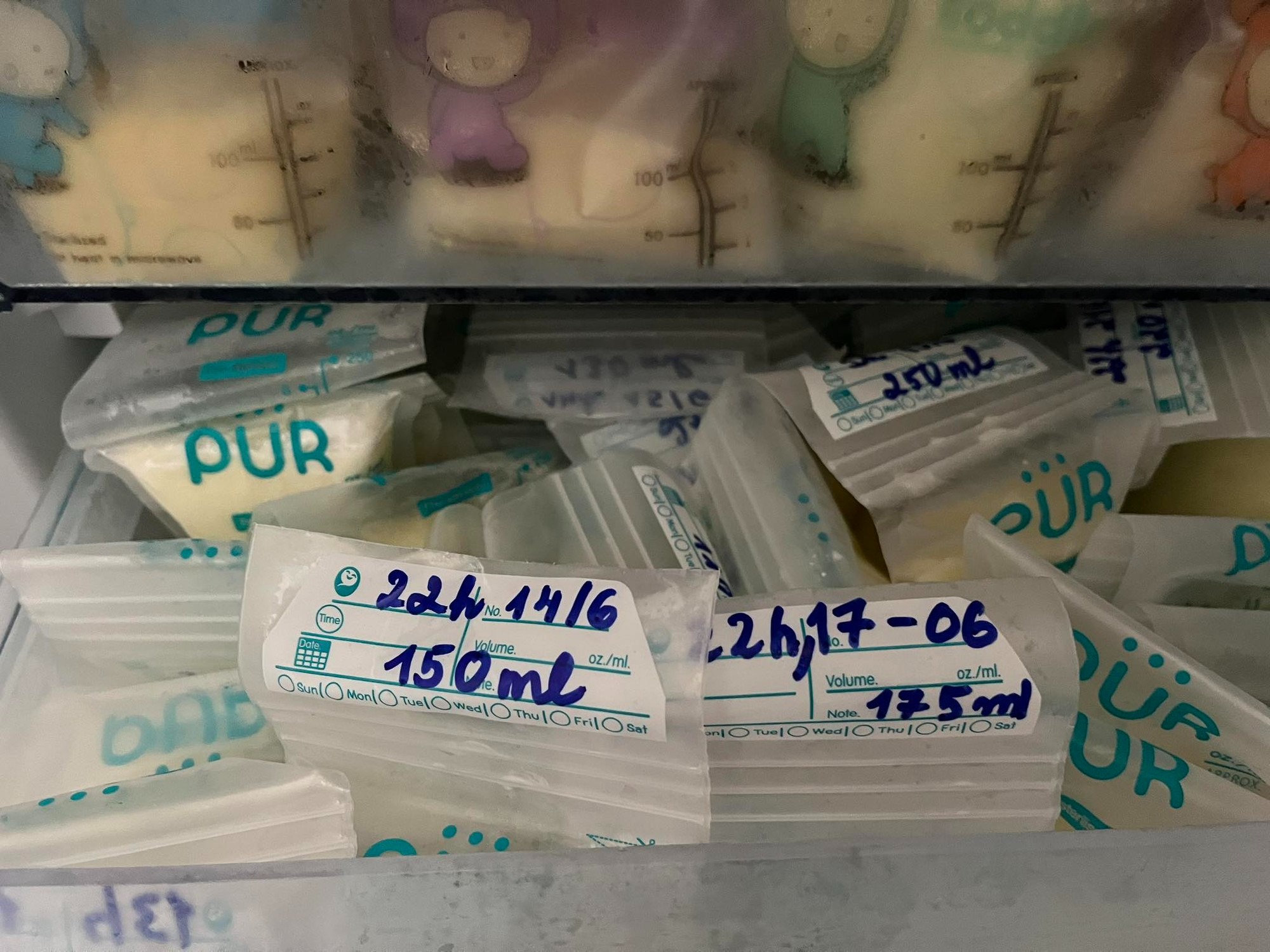 Mẹ GenZ flex một ngày hút 2 lít sữa, 2 tủ chật cứng không còn chỗ để-3