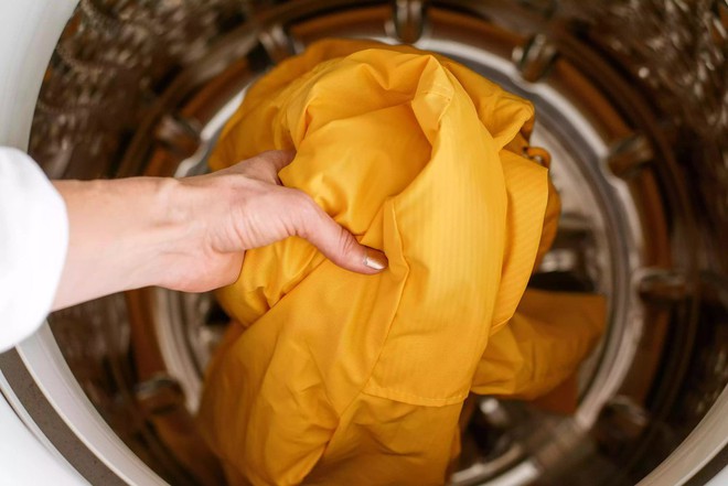 Mưa lớn do ảnh hưởng của cơn bão số 1, xem ngay mẹo khử mùi giúp áo mưa sạch thơm như mới-1