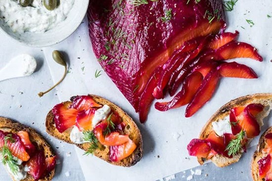 Cá hồi ướp muối cùng loại củ này ăn vừa ngon bày tiệc càng đẹp