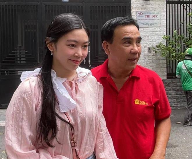 Chạy xe máy đi làm cùng bố, con gái Quyền Linh được khen mặt mộc quá xinh lại còn cực ngoan-1