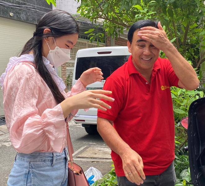 Chạy xe máy đi làm cùng bố, con gái Quyền Linh được khen mặt mộc quá xinh lại còn cực ngoan-2