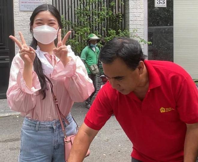 Chạy xe máy đi làm cùng bố, con gái Quyền Linh được khen mặt mộc quá xinh lại còn cực ngoan-3