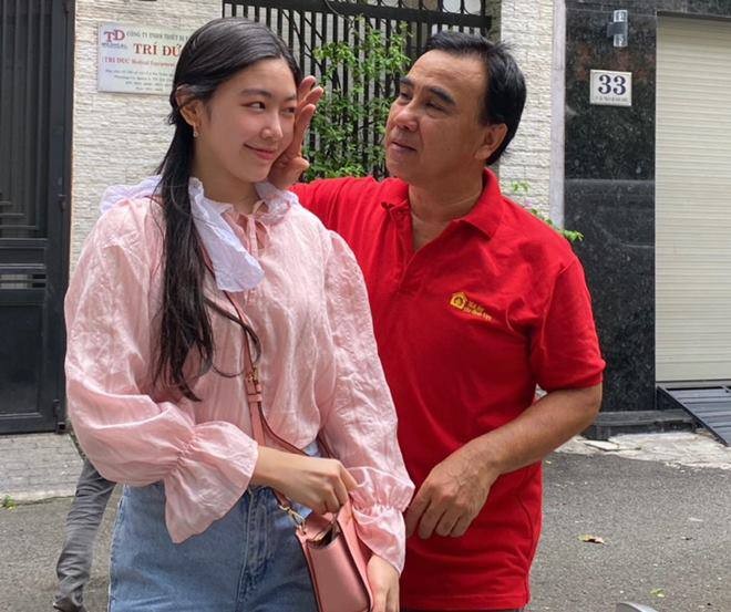 Chạy xe máy đi làm cùng bố, con gái Quyền Linh được khen mặt mộc quá xinh lại còn cực ngoan-4