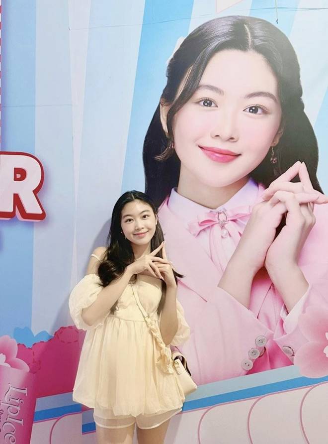 Chạy xe máy đi làm cùng bố, con gái Quyền Linh được khen mặt mộc quá xinh lại còn cực ngoan-10