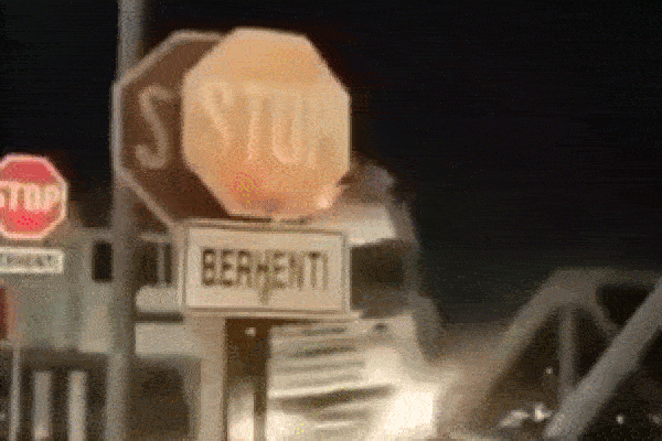 Clip: Bị tàu hỏa đâm trúng, xe đầu kéo nổ tung như phim hành động