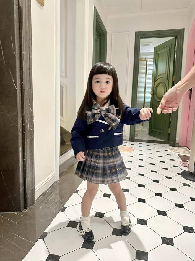 Con gái 1 tuổi kiếm 10 tỷ của đại gia Đoàn Di Băng được phát hiện bị tật ở bàn chân, bắt đầu tiến hành điều trị-8