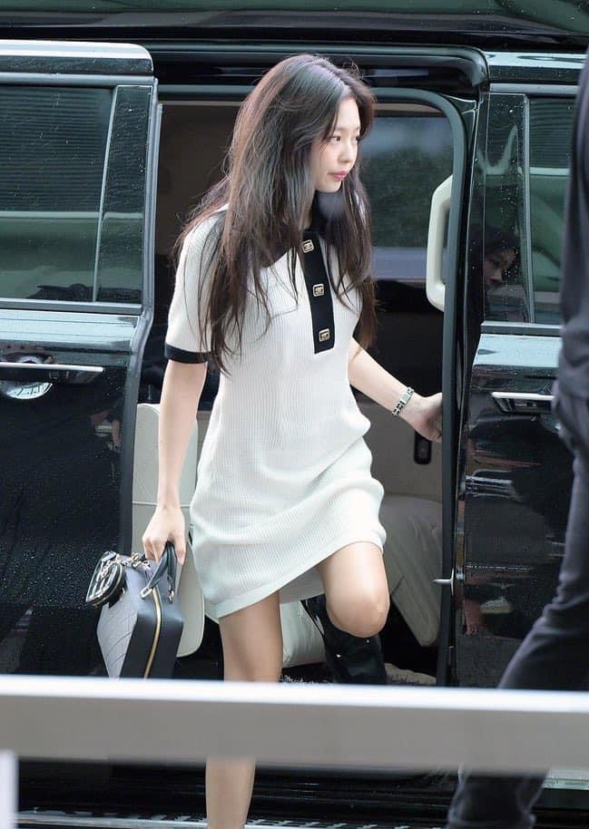 Jennie dạo này: Mê mẩn style tối giản, diện đồ sexy nhưng không gây phản cảm-2