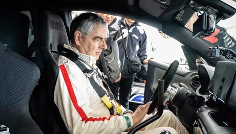 Cuộc sống của Mr. Bean hiện ra sao bên người tình kém 28 tuổi?