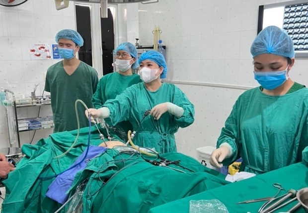 Khối u bên trong cơ thể cô gái 19 tuổi chứa đầy tóc, răng, xương-1