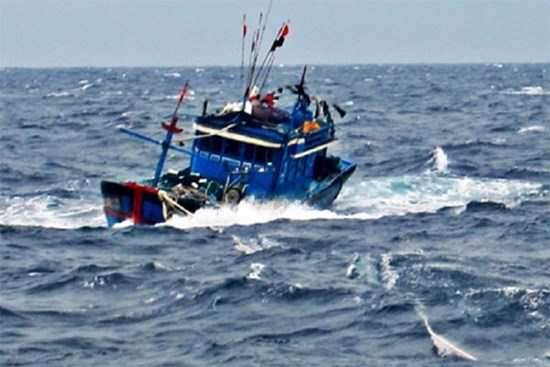 Sóng lớn đánh chìm tàu cá, 2 ngư dân Bình Định mất tích