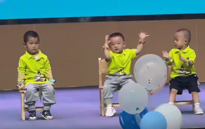 Đến trường xem con biểu diễn, bố mẹ ngã ngửa khi thấy hành động cậu bé làm với bạn ngay trên sân khấu-1