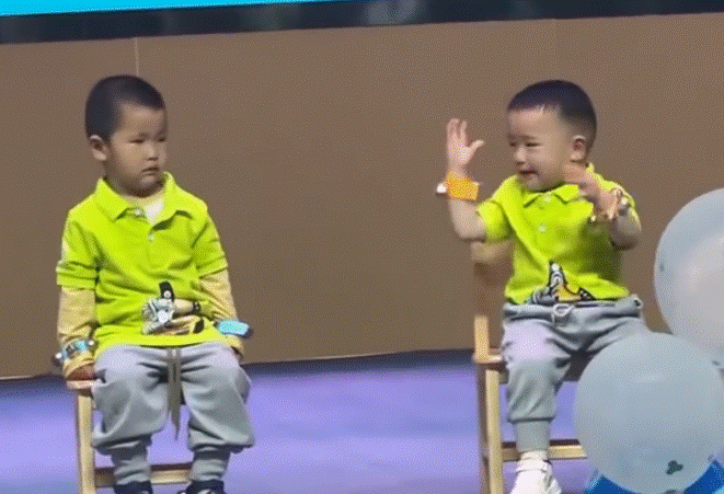 Đến trường xem con biểu diễn, bố mẹ ngã ngửa khi thấy hành động cậu bé làm với bạn ngay trên sân khấu-2