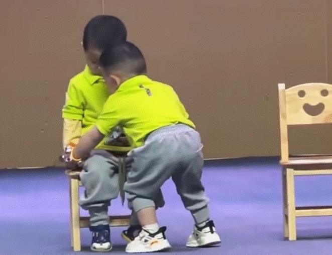 Đến trường xem con biểu diễn, bố mẹ ngã ngửa khi thấy hành động cậu bé làm với bạn ngay trên sân khấu-3