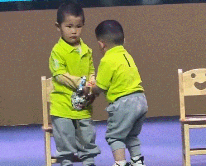 Đến trường xem con biểu diễn, bố mẹ ngã ngửa khi thấy hành động cậu bé làm với bạn ngay trên sân khấu-4