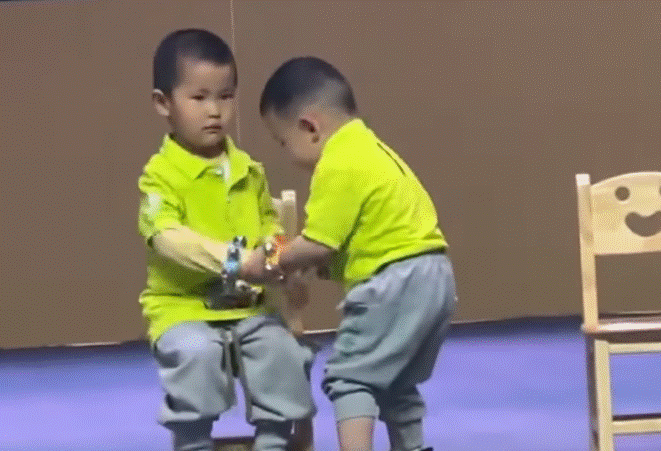 Đến trường xem con biểu diễn, bố mẹ ngã ngửa khi thấy hành động cậu bé làm với bạn ngay trên sân khấu-5