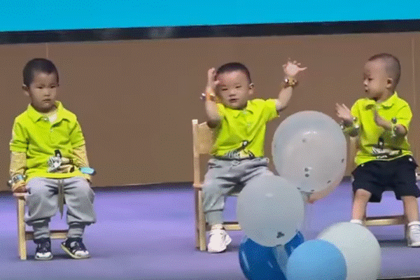 Đến trường xem con biểu diễn, bố mẹ 