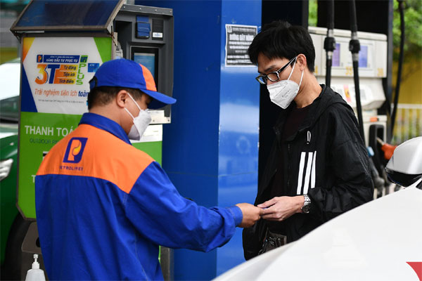 Giá xăng ngày mai có thể tăng 610-1.000 đồng/lít-1