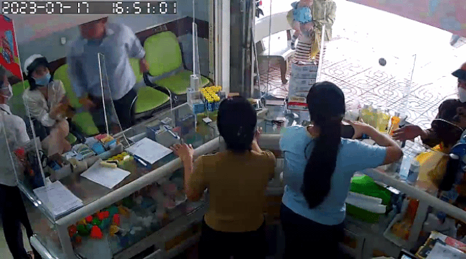 Mâu thuẫn vì chỗ đỗ ô tô, bác sĩ bị hàng xóm đánh tại phòng khám-2