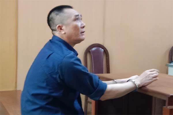 Xôn xao clip cô gái trẻ bị người đàn ông cầm ghế đánh liên tiếp vào người-2