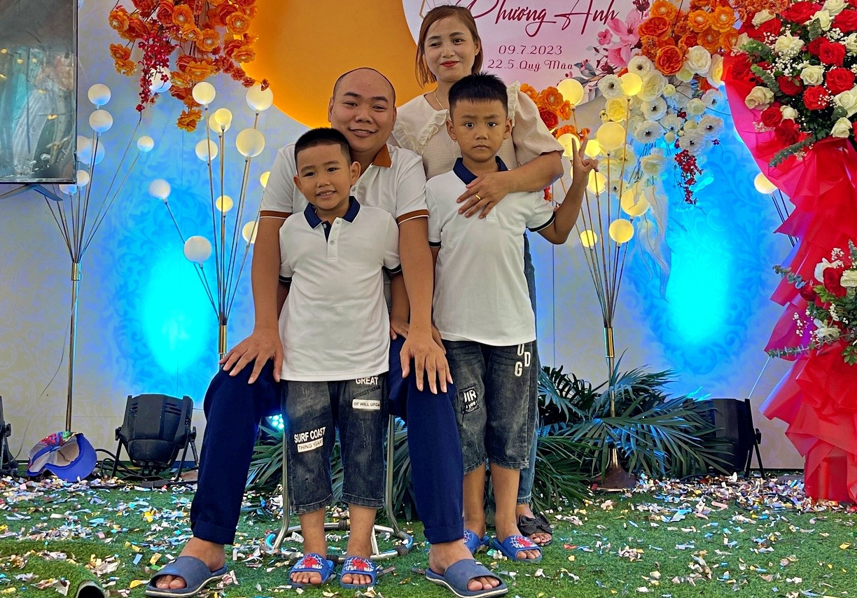 Chồng 70kg được vợ 43kg cõng suốt 8 năm: Cảm ơn em đã yêu thương anh-4