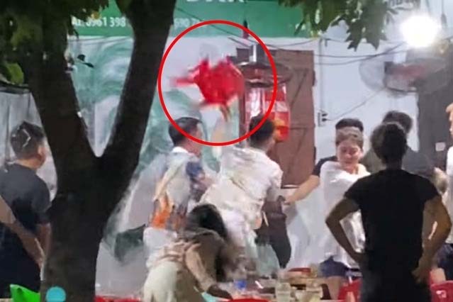 Xôn xao clip cô gái trẻ bị người đàn ông cầm ghế đánh liên tiếp vào người-1