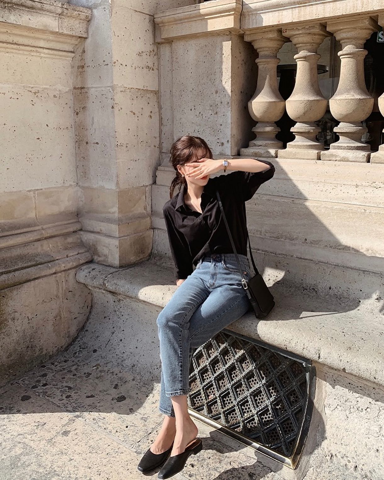 5 cách mặc đẹp với áo sơ mi tối màu-4