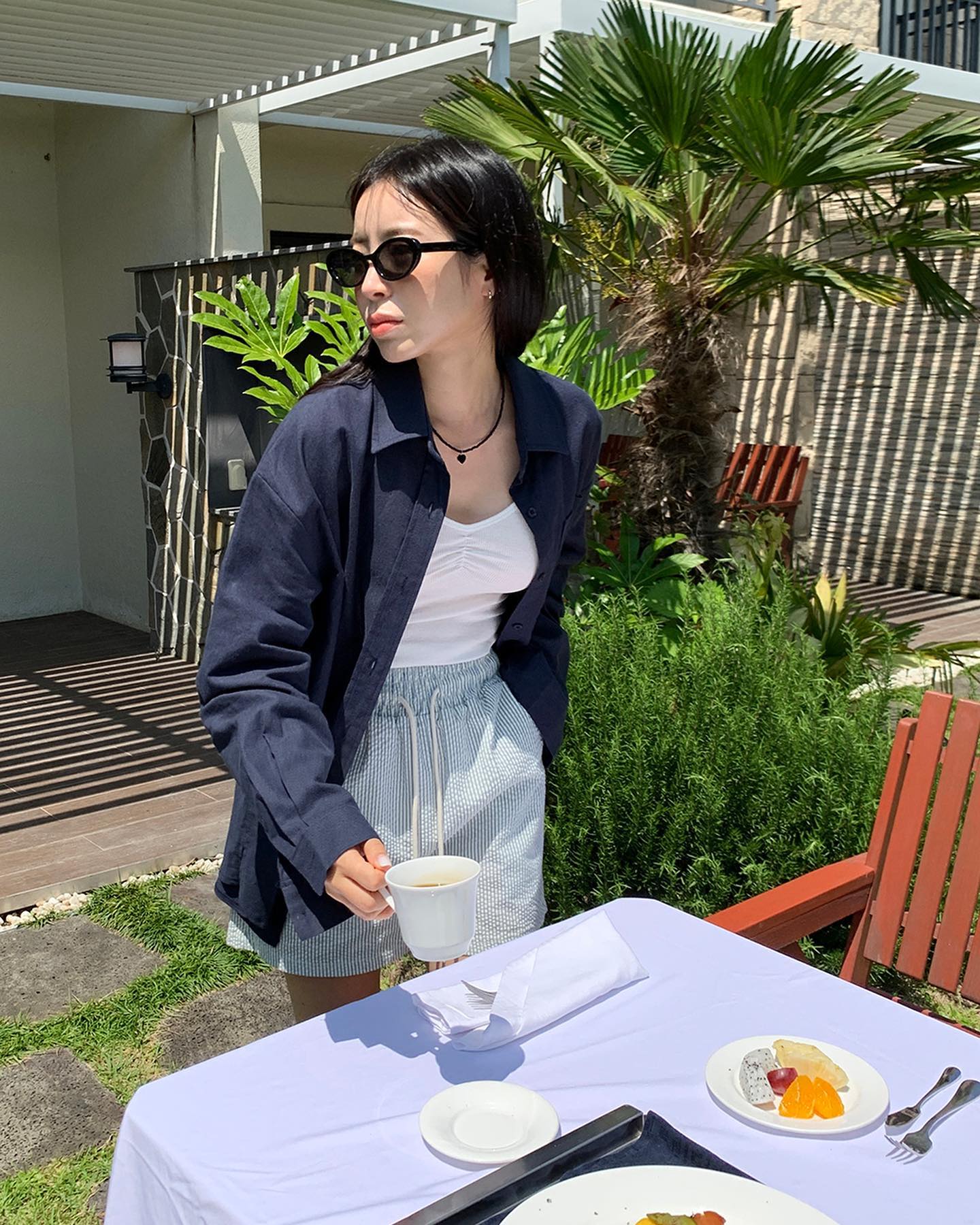 5 cách mặc đẹp với áo sơ mi tối màu-8