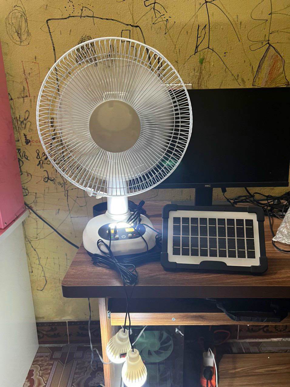 Dân buôn đua nhau xả hàng quạt tích điện, người dùng vẫn thờ ơ-2