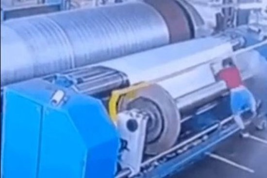 Clip: Người phụ nữ bất ngờ bị cỗ máy khổng lồ