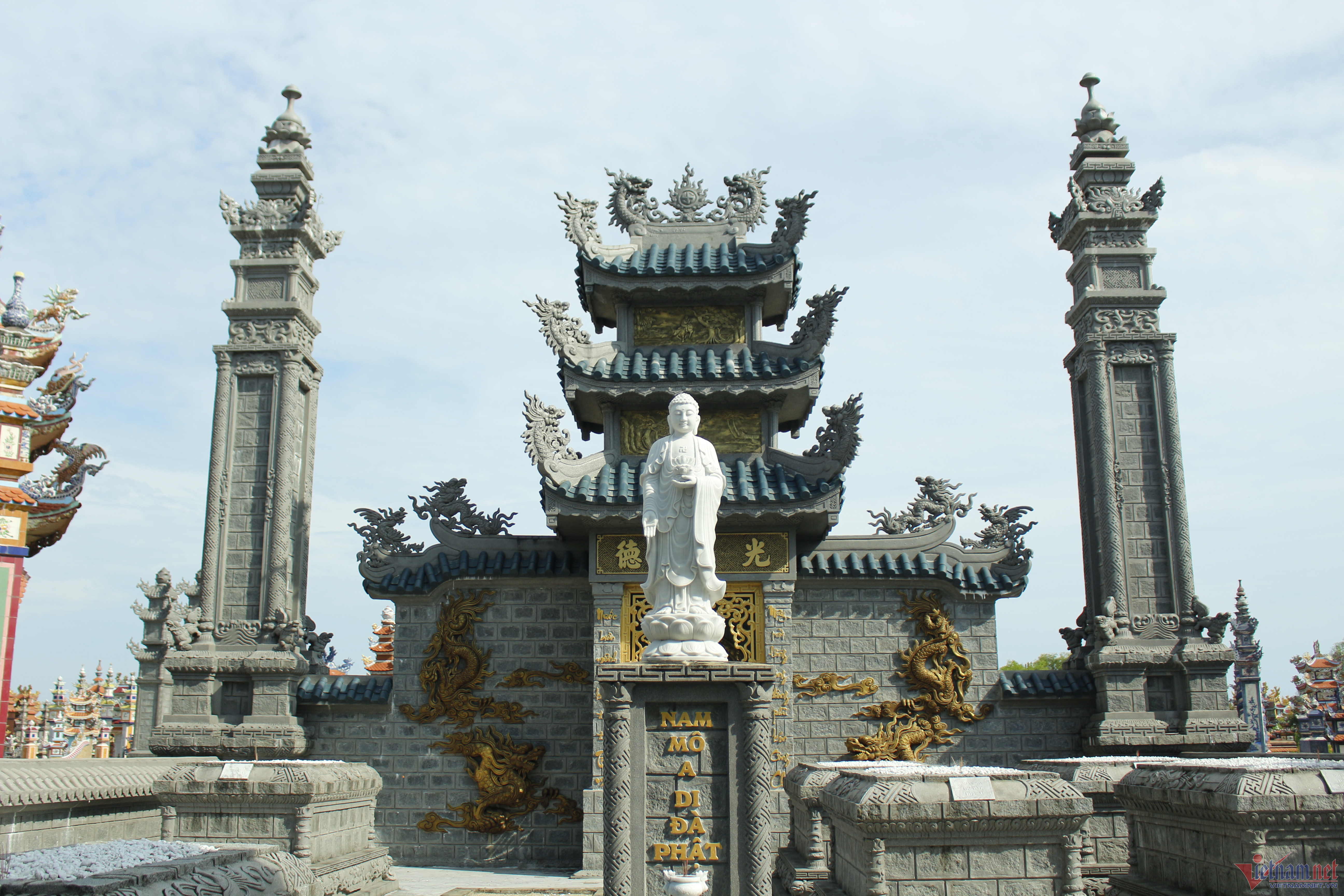 Choáng ngợp lăng mộ bạc tỷ ở xứ Huế, xây hơn 4 năm mới xong-7