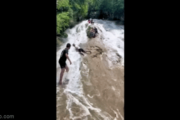 Clip: Du khách thoát chết thần kỳ sau khi rơi xuống thác nước