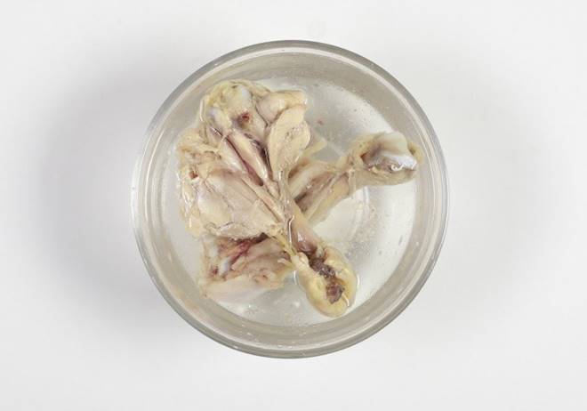 Còn thừa 2 cái đùi gà, đem xé ra làm kiểu này được món cực thơm ngon tươi mát ngày hè-3