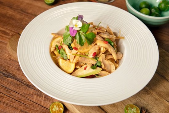 Còn thừa 2 cái đùi gà, đem xé ra làm kiểu này được món cực thơm ngon tươi mát ngày hè