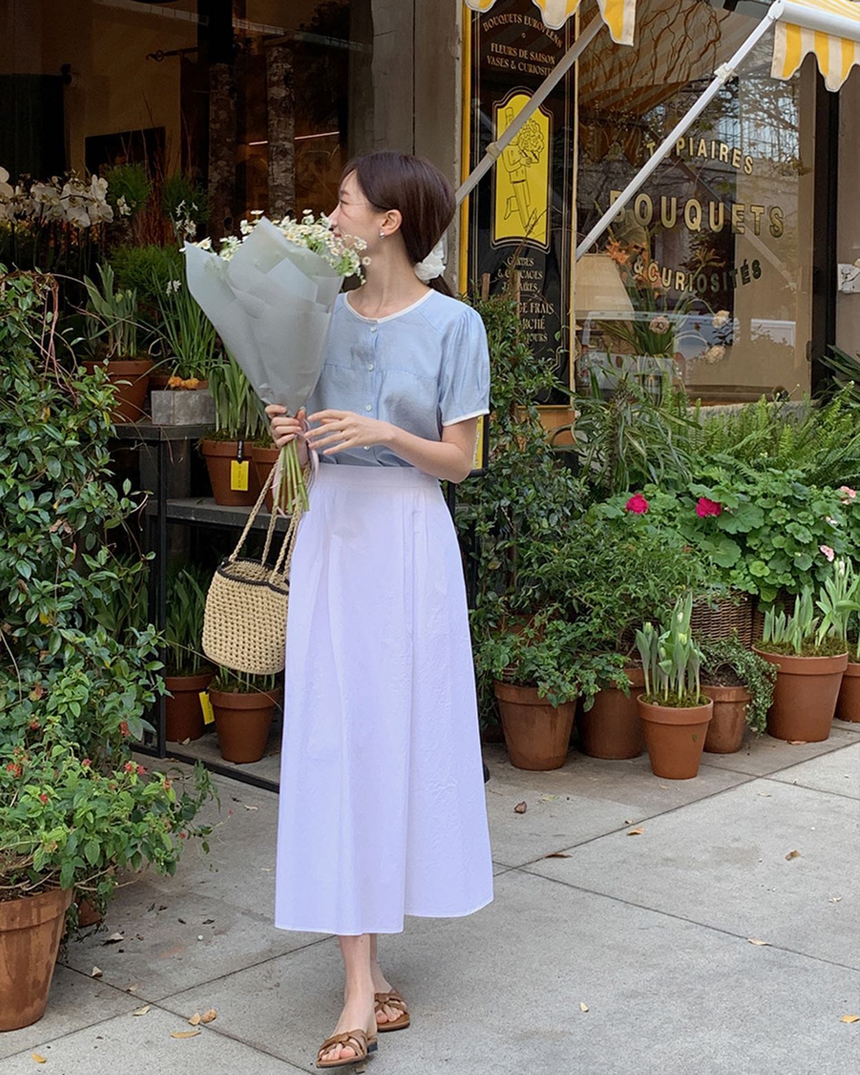 Không phải chân váy đen, chân váy trắng mới là xu hướng hè năm nay-2