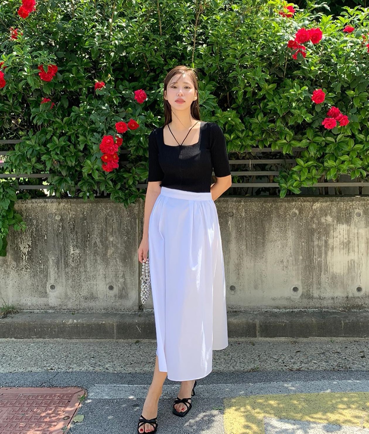 Không phải chân váy đen, chân váy trắng mới là xu hướng hè năm nay-3